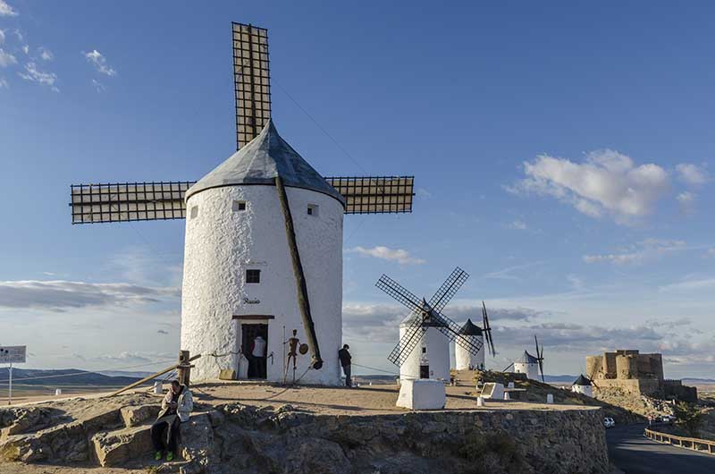 Toledo - Consuegra 33 - molinos de viento y castillo de Consuegra.jpg
